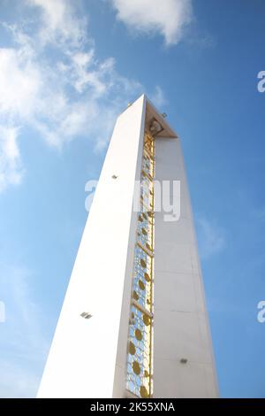 Eine vertikale Aufnahme eines hoch aufragenden Moscheeturms mit wunderschönem Himmel-Hintergrund in Yogyakarta Stockfoto