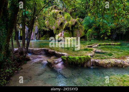 Cascades des Tufs-Cuisance, Wasserfall der Tuffs im Jura bei Arbois, Region Franche Comte/Jura, Frankreich. Stockfoto