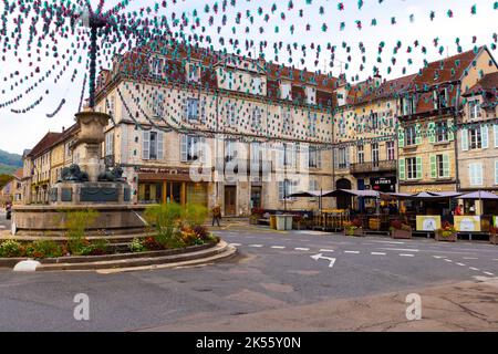 Stadtzentrum von Arbois. Arbois ist eine Gemeinde im Herzen der Weinregion Jura in Ostfrankreich. Stockfoto