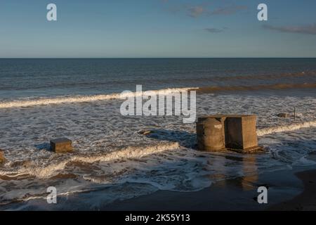 Panzerfallen und Pillenboxen aus dem Zweiten Weltkrieg am Fraisthorpe Beach, Bridlington, East Yorkshire, Großbritannien Stockfoto