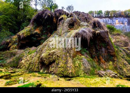 Cascade des Tufs, ohne Wasser aufgrund von Trockenheit, manchmal auch Cascade Baume les Messieurs genannt, ist ein wunderschöner Wasserfall in der Nähe von Baume les Messieurs in der r Stockfoto