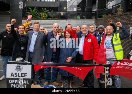 London, Großbritannien. 5. Oktober 2022. Mick Whelan (Red Coat), Generalsekretär von ASLEF, auf der Streikposten-Linie am Bahnhof Euston mit RMT-Generalsekretär Mick Lynch (Mitte links). Verlassene Bahnhöfe am Londoner Hauptbahnhof, wenn die Fahrer streiken. 9.000 ASLEF-Mitglieder ergreifen 24-Stunden-Streikaktion über Bezahlung und Bedingungen. Sie fordern bessere Bezahlung und bessere Bedingungen. Kredit: Karl Black/Alamy Live Nachrichten Stockfoto