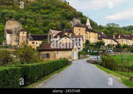 Mittelalterliches Dorf Baume les Messieurs in der Nähe der Cascade des Tufs oder der Cascade Baume les Messieurs im Jura, Region Bourgogne-Franche-COMT Stockfoto