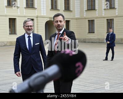 Prag, Cr. 06. Oktober 2022. Der tschechische Premierminister Petr Fiala, links, begrüßt den slowakischen Premierminister Eduard Heger, Mitte, am 6. Oktober 2022 auf der Prager Burg, Tschechische Republik, zur ersten Sitzung der neuen politischen Vereinigung der Europäischen Gemeinschaft (EPC). Kredit: Michal Krumphanzl/CTK Foto/Alamy Live Nachrichten Stockfoto