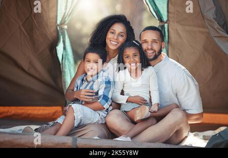 Glückliche Familie, Kinder und Camping im Zelt für Spaß, Abenteuer und Bindung mit Mama und Papa auf Reise in die Natur. Porträt von Frau, Mann und Kindern Stockfoto