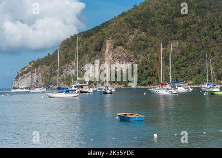 Guadeloupe, wunderschöne Seeslandschaft der Saintes-Inseln, typische Häuser in der Bucht, Segelboote Stockfoto