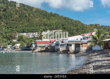 Guadeloupe, wunderschöne Seeslandschaft der Saintes-Inseln, typische Häuser in der Bucht, Segelboote Stockfoto