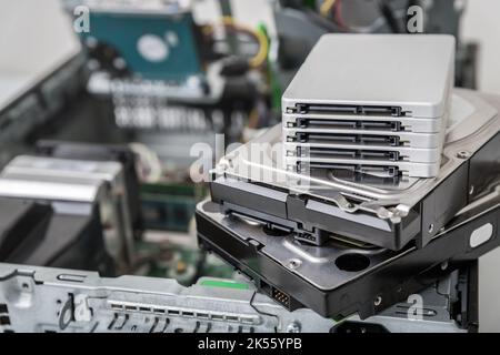 Geschlossene Ansicht der SSD- und SATA-Festplattenlaufwerke auf dem Computer. Reparatur- und Dat-Recovery-Konzept Stockfoto