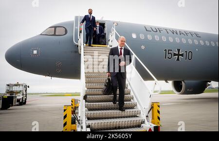 Prag, Tschechische Republik. 06. Oktober 2022. Bundeskanzler Olaf Scholz (SPD) kommt mit einem Airbus A321 der Luftwaffe am Prager Flughafen an. Hier findet das erste Treffen der neuen europäischen politischen Gemeinschaft mit Staats- und Regierungschefs aus 44 Ländern statt. Neben den 27 EU-Ländern würden sich auch die Ukraine, die Türkei, Großbritannien und die Schweiz beteiligen. Ziel der neuen europäischen politischen Gemeinschaft ist es, einen engeren Austausch zwischen EU-Ländern und Partnern außerhalb der EU zu ermöglichen. Quelle: Kay Nietfeld/dpa/Alamy Live News Stockfoto