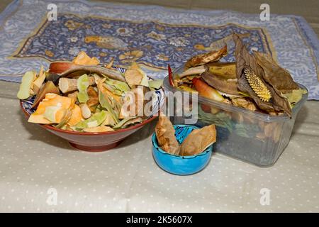 Behälter mit Lebensmittelabfällen, die zur Kompostierung zur Verfügung gestellt werden Stockfoto