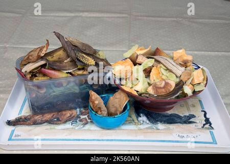 Behälter mit Lebensmittelabfällen, die zur Kompostierung zur Verfügung gestellt werden Stockfoto