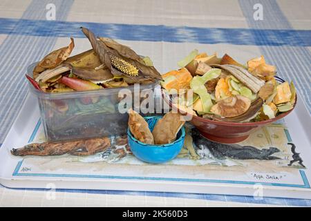 Behälter mit Lebensmittelabfällen, die zur Kompostierung zur Verfügung gestellt werden Stockfoto