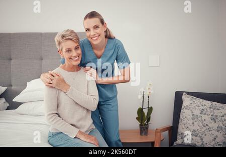 Heimpflege, Seniorenbetreuung und Arzt, der einer kranken Frau im Schlafzimmer zu Hause bei der Pflege hilft. Porträt einer Krankenschwester, die Hilfe, Unterstützung und Stockfoto