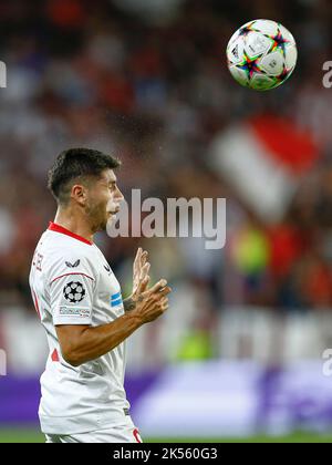 Sevilla, Spanien. Am 05. Oktober 2022 spielte Gonzalo Montiel vom FC Sevilla während des UEFA Champions League-Spiels zwischen dem FC Sevilla und Borussia Dortmund, Gruppe G, am 05. Oktober 2022 im Sanchez Pizjuan-Stadion in Sevilla, Spanien. (Foto von Antonio Pozo / PRESSIN) Stockfoto