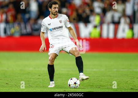 Sevilla, Spanien. Am 05. Oktober 2022 spielte Thomas Delaney vom FC Sevilla während des UEFA Champions League-Spiels zwischen dem FC Sevilla und Borussia Dortmund, Gruppe G, am 05. Oktober 2022 im Sanchez Pizjuan-Stadion in Sevilla, Spanien. (Foto von Antonio Pozo / PRESSIN) Stockfoto