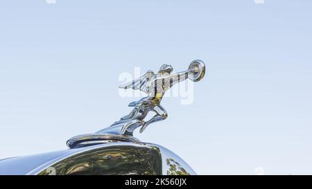 PLYMOUTH, MI/USA - 30. JULI 2017: Nahaufnahme eines 1932 Packard 904 Goddess of Speed (Flying Lady, Wheeled Woman) Haubenornaments, Concours d'Elegance. Stockfoto