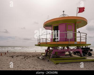 Der 10. Street Lifeguard in Pink mit grünen und orangefarbenen Highlights befindet sich in Miami Beach Stockfoto