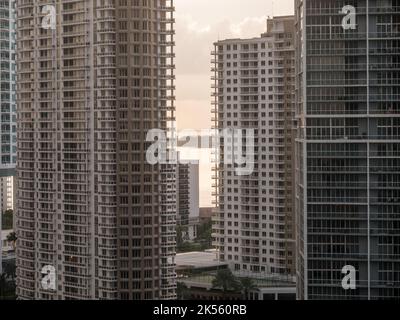 Die Innenstadt von Miami im Morgengrauen blickt durch Hochhäuser auf das Wasser Stockfoto