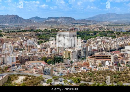 Ein Blick aus der Vogelperspektive auf die Hafenstadt Alicante an der Costa Blanca in Südspanien. Aufnahmen aus dem Castillo de Santa Barbara. Stockfoto