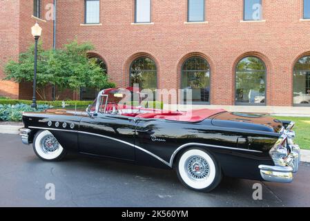 PLYMOUTH, MI/USA - 30. JULI 2017: Ein 1955 Buick Super Auto mit VentiPorts auf der Automobilmesse Concours d'Elegance of America. Stockfoto