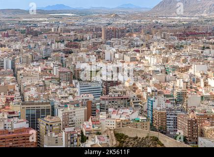 Ein Blick aus der Vogelperspektive auf die Hafenstadt Alicante an der Costa Blanca in Südspanien. Aufnahmen aus dem Castillo de Santa Barbara. Stockfoto