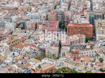 Ein Blick aus der Vogelperspektive auf die Hafenstadt Alicante an der Costa Blanca in Südspanien. Aufnahmen aus dem Castillo de Santa Barbara. Stockfoto