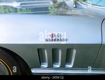 PLYMOUTH, MI/USA - 30. JULI 2017: Nahaufnahme eines 1966 Chevrolet Corvette Turbo-Jet Seitenkanals auf der Automobilmesse Concours d'Elegance of America. Stockfoto