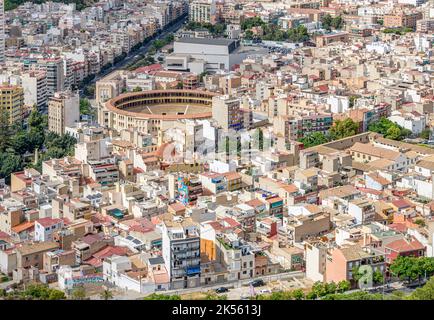 Ein Blick aus der Vogelperspektive auf die Hafenstadt Alicante an der Costa Blanca in Südspanien. Aufnahmen aus dem Castillo de Santa Barbara. Stockfoto