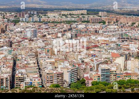 Ein Blick aus der Vogelperspektive auf die Hafenstadt Alicante an der Costa Blanca in Südspanien. Aufnahmen aus dem Castillo de Santa Barbara. Stockfoto