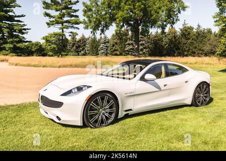 PLYMOUTH, MI/USA - 30. JULI 2017: Ein 2017 Wanxiang (Fisker) Karma Revero-Fahrzeug auf der Automobilmesse Concours d'Elegance of America. Stockfoto