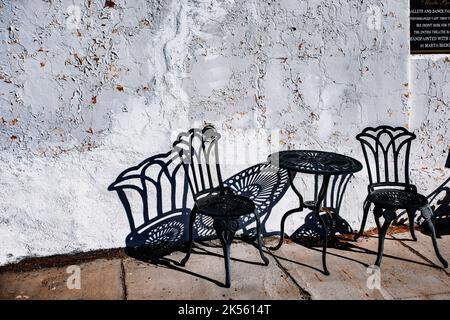 Weiße Lehmziegelmauer am Amargosa Opernhaus Stockfoto