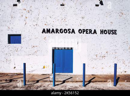 Weiße Lehmziegelmauer am Amargosa Opernhaus Stockfoto