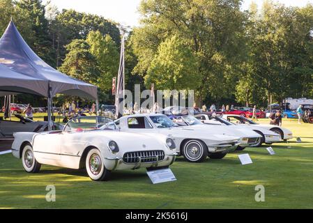 PLYMOUTH, MI/USA - 30. JULI 2017: Chevrolets Ausstellung „Six Generations“ of Corvettes wird auf der Automobilmesse Concours d'Elegance of America ausgestellt. Stockfoto