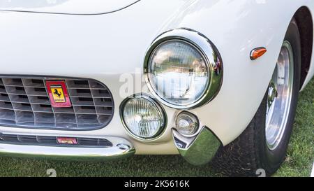 PLYMOUTH, MI/USA - 30. JULI 2017: Nahaufnahme des Ferrari Lusso Berlinetta von Pininfarina aus dem Jahr 1964 bei der Automobilausstellung Concours d'Elegance of America. Stockfoto