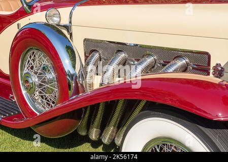 PLYMOUTH, MI/USA - 30. JULI 2017: Nahaufnahme eines Auspuffs des Duesenberg SJ Phaeton aus dem Jahr 1929 auf der Automobilausstellung Concours d'Elegance of America. Stockfoto