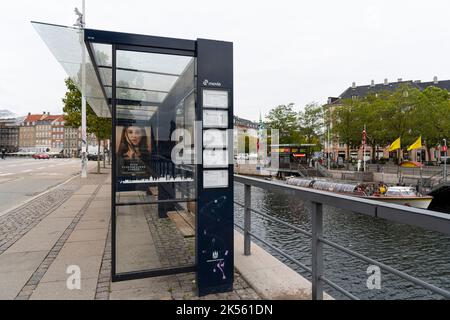 Kopenhagen, Dänemark. Oktober 2022. Bushaltestelle in einer Straße des Stadtzentrums Stockfoto