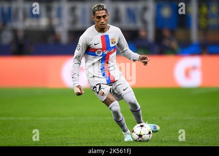 Mailand, Italien. 04. Oktober 2022. Raphinha vom FC Barcelona in Aktion während des UEFA Champions League Fußballspiels zwischen dem FC Internazionale und dem FC Barcelona. Kredit: Nicolò Campo/Alamy Live Nachrichten Stockfoto