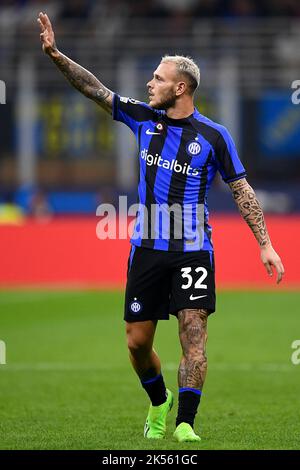 Mailand, Italien. 04. Oktober 2022. Federico Dimarco vom FC Internazionale ist während des Fußballspiels der UEFA Champions League zwischen dem FC Internazionale und dem FC Barcelona zu sehen. Kredit: Nicolò Campo/Alamy Live Nachrichten Stockfoto