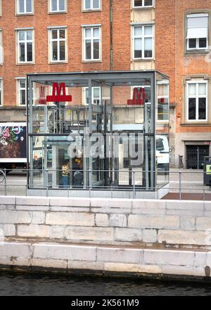 Kopenhagen, Dänemark. Oktober 2022. Blick auf die Aufzüge der U-Bahn-Station auf der Straße des Stadtzentrums Stockfoto