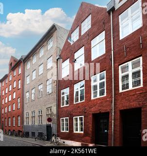 Kopenhagen, Dänemark. Oktober 2022. Ein Blick auf die typischen Hausfassaden auf den Straßen im Stadtzentrum Stockfoto