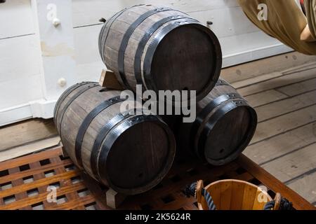 Ein Pulverfass im Lagerraum auf dem Kampfschiff Stockfoto