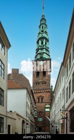 Kopenhagen, Dänemark. Oktober 2022. Der Glockenturm der ehemaligen Kirche und jetzt Nikolaj, Copenhagen Contemporary Art Center in der Innenstadt Stockfoto