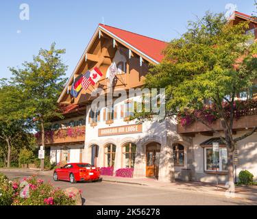 FRANKENMUTH, MI/USA - 9. SEPTEMBER 2017: Ein Chevrolet Camaro-Auto vor dem Bavarian Inn, Frankenmuth Auto Fest, Heritage Park. Stockfoto