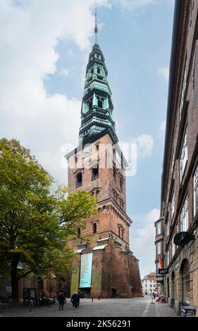 Kopenhagen, Dänemark. Oktober 2022. Der Glockenturm der ehemaligen Kirche und jetzt Nikolaj, Copenhagen Contemporary Art Center in der Innenstadt Stockfoto