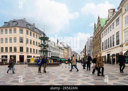 Kopenhagen, Dänemark. Oktober 2022. Der Störchenbrunnen auf dem Amagertorv-Platz im Stadtzentrum Stockfoto