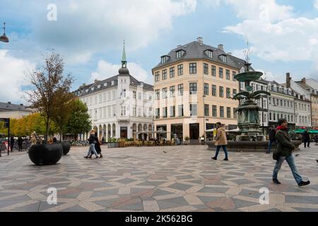 Kopenhagen, Dänemark. Oktober 2022. Der Störchenbrunnen auf dem Amagertorv-Platz im Stadtzentrum Stockfoto