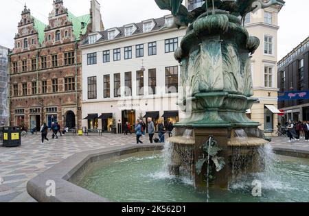 Kopenhagen, Dänemark. Oktober 2022. Der Störchenbrunnen auf dem Amagertorv-Platz im Stadtzentrum Stockfoto