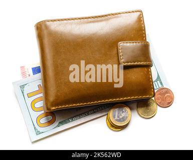 Braune Männer Ledertasche, Banknoten und Münzen isoliert auf einem weißen Stockfoto