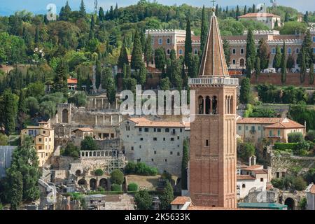 Italien, Blick auf den campanile Sant' Anastasia, dargestellt am Museo Archeologico und Castello San Pietro am historischen Nordufer der Etsch Stockfoto