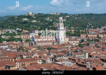 Verona Italien Kathedrale, Luftaufnahme im Sommer über das historische Stadtzentrum in Richtung Cattedrale Santa Maria Matricolare mit seinem weißen campanile Stockfoto